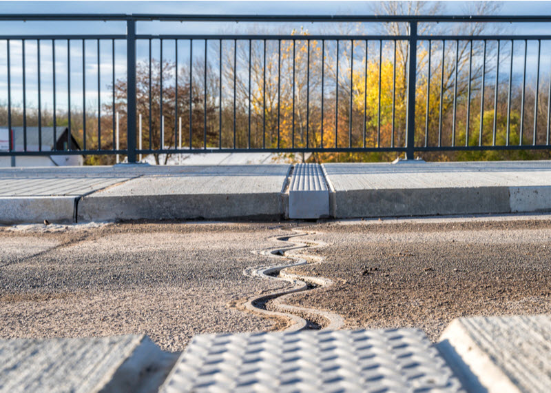 Movement joint on a bridge